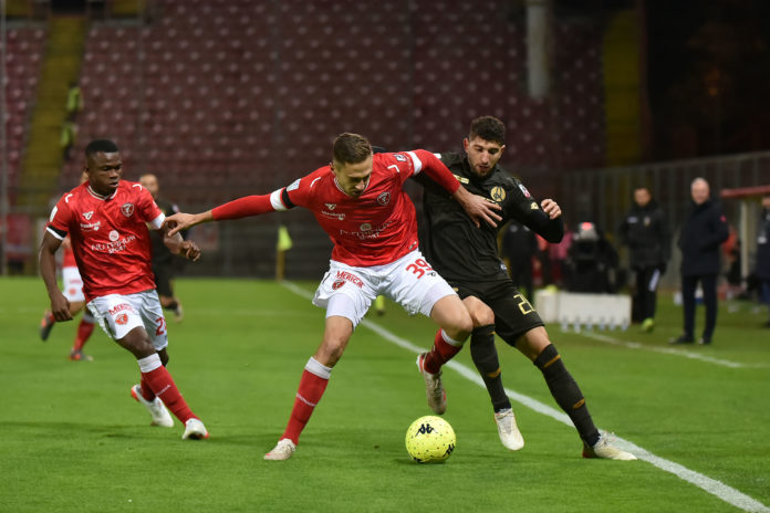 Nella gara col Pisa il difensore ha rimediato un infortunio al collaterale del ginocchio 