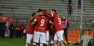 Bene i tre punti, ma Alvini lascia un solo attaccante e nel finale si soffre oltremodo. Adesso due trasferte "top" e il derby 