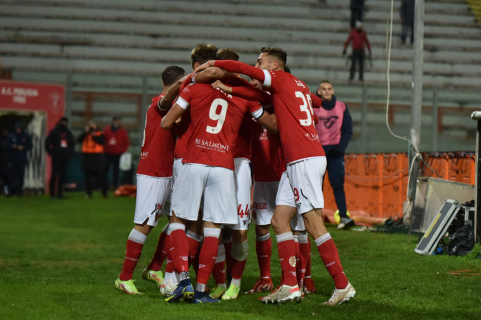 Bene i tre punti, ma Alvini lascia un solo attaccante e nel finale si soffre oltremodo. Adesso due trasferte 