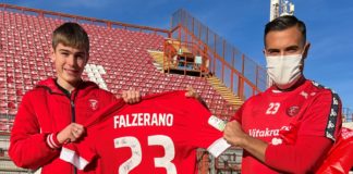 Il numero 23 ha consegnato la sua maglia da gioco ad Alex. Per Giovanni un gagliardetto con dedica di Angella