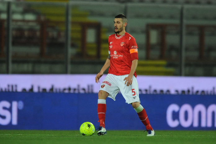 In difesa torna Angella, sulle fasce Falzerano e Lisi. Davanti C'è De Luca