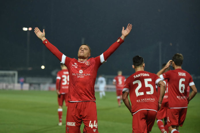 Per i tre punti basta un gol di Lisi che trafigge su punizione un immobile Leali