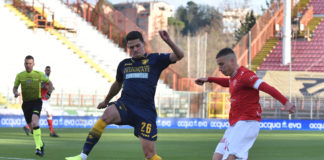 Il Monza continua a macinare punti importanti e si avvicina alla vetta, i ciociari cadono in casa del modesto Crotone. Grifo in Purgatorio 