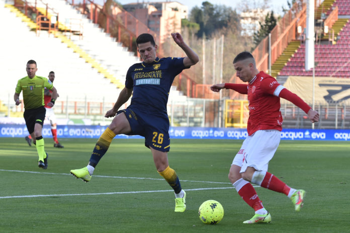 Il Monza continua a macinare punti importanti e si avvicina alla vetta, i ciociari cadono in casa del modesto Crotone. Grifo in Purgatorio 