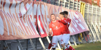 Un gol dell'ex accende la sfida, Coda su rigore evita il k.o. ai pugliesi. Kouan espulso nel primo tempo