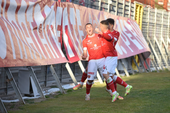 Un gol dell'ex accende la sfida, Coda su rigore evita il k.o. ai pugliesi. Kouan espulso nel primo tempo