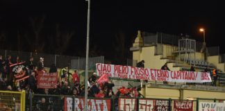 Vicino alla bara sono stati posizionati gli stendardi di Perugia, Atalanta e Monza, oltre a una sciarpa biancorossa.