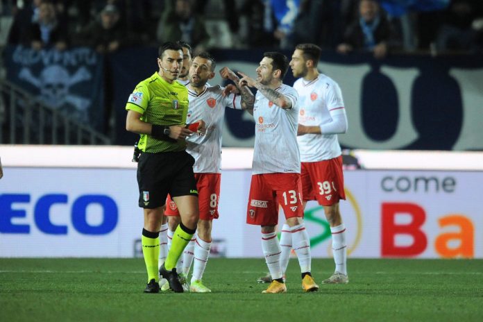 Contro il Vicenza quinto successo in sette gare per il tecnico romano sulla panchina dei calabresi. L'arbitro Miele all'inferno al posto del Perugia
