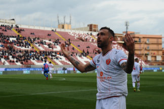 Venerdì 15 luglio prenderà il via ufficialmente la nuova stagione sportiva di Serie BKT 2022/2023 con la presentazione del calendario organizzato dalla Lega Nazionale Pro-fessionisti Serie B. Location dell’evento, la suggestiva Arena dello Stretto “Ciccio Franco” di Reggio Calabria, in cui verranno svelate le 38 giornate della 91a edizione del “Campionato degli italiani”. Come di consueto, una delle venti città del torneo ospiterà la kermesse per testimoniare la vicinanza ed il legame che unisce la LNPB ai territori della penisola. La stagione sportiva abbraccerà ben 14 Regioni distribuite in modo omogeneo da nord a sud, da est a ovest con 6 capoluoghi di Regione rappresentati. L’evento nella città calabrese risulta così essere ricco di significati: ribadire innanzitutto le bellezze della nostra terra, l’Italia, valorizzandole all’interno di un contesto calcistico che ne promuova l’attrattività; riconoscere il merito di una proprietà, quella della Reggi-na 1914, che ha saputo rilanciare in pochissimo tempo un club ed una tradizione calcisti-ca con tantissimi tifosi in tutto il mondo.