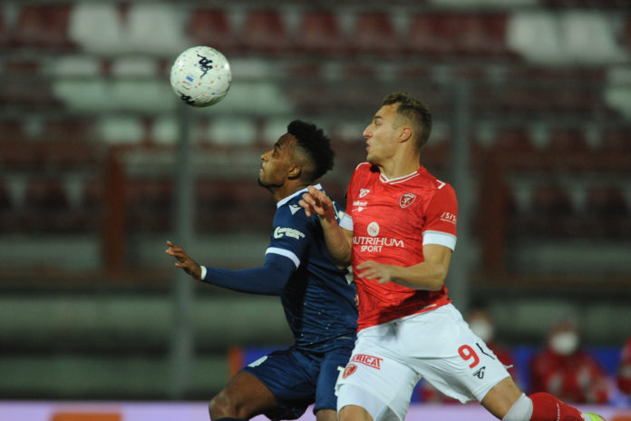 Alfonso 6 Meccariello, 9 Colombo, 10 Zanellato, 17 Capradossi, 24 Dickmann, 28 Vido (1′ st 11 Melchiorri), 32 Pinato (34′ st 5 Esposito), 40 Da Riva (26′ st 29 Peda), 91 Celia, 97 D’Orazio (26′ st 99 Latte Lath). A disp: 22 Thiam (GK), 96 Abati (GK), 7 Crociata, 14 Zuculini, 16 Saiani, 19 Mora, 27 Almici, 87 Heidenreich. All.: Roberto Venturato ARBITRO: Antonio Di Martino di Teramo (Alberto Tegoni di Milano e Valerio Colarossi di Roma 2) IV Ufficiale: Paolo Bitonti di Bologna VAR: Gianluca Aureliano di Bologna AVAR: Michele Lombardi di Brescia. RETI: 17′ st Kouan, 49′ st Latte Lath NOTE: serata mite. Presenti 3009 spettatori di cui 111 ospiti. Espulso al 40′ pt Colombo (S) per doppia ammonizione (fallo da tergo). Ammoniti Zanellato, Colombo, Curado, Celia, Capradossi, Burrai