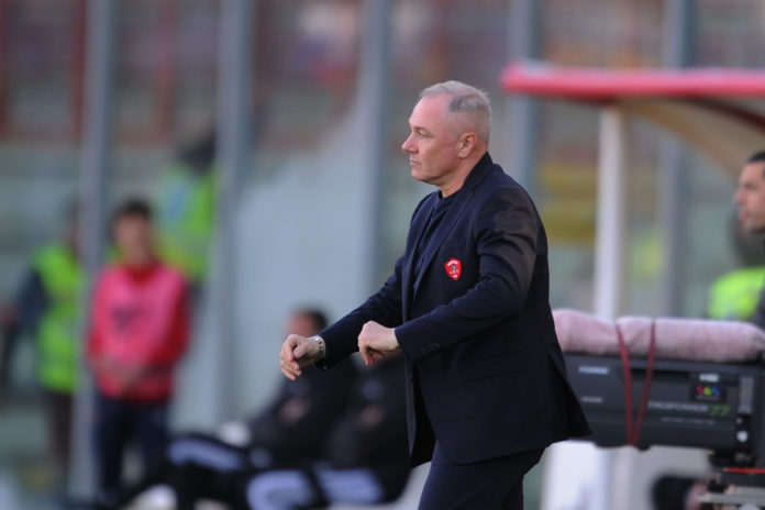 Con la fine del campionato aggiorniamo come ogni anno la classifica delle medie punti realizzate dagli allenatori succedutisi sulla panchina del Perugia dal fallimento Gaucci del Giugno 2005 in poi. Lo aggiorniamo inserendo in classifica Massimiliano Alvini, ventesimo tecnico del Perugia in queste sedici stagioni (non prendiamo in considerazione la stagione di Serie D, vinta perchè dilettantistica), il decimo in altrettante stagioni con Santopadre presidente. Il ventunesimo tecnico, l'undicesimo dell'era Santopadre, Cristiano Lucarelli, non viene considerato in quanto esonerato prima dell'inizio del campionato. Massimiliano Alvini, con la sua media di 1,52 punto a partita si posiziona al'ottavo posto, lo stesso della sua squadra posto, dietro a Cristian Bucchi e davanti a Vincenzo Patania. Il podio rimane immutato, con Fabio Caserta primo, con una media di 2.08 punti a partita, Pier Francesco Battistini secondo, con una media totale di 2,02 punti a partita e Andrea Camplone terzo, con una media totale di 1,84 a partita, i tre allenatori che hanno vinto i campionati, 3, uno Battistini, che vinse anche la D, uno Camplone, uno Caserta. Il primo dei diciassette tecnici che non hanno ottenuto promozioni è Marco Cari, quarto assoluto, con la sua media di 1,71 punto a partita, l'ultimo Salvatore Matrecano che, nelle sole due gare sulla panchina del Grifo non ha totalizzato punti. Nella classifica sono evidenziati in grassetto i nove tecnici che hanno guidato il Perugia in Serie B nei sette campionati di B dell'era Santopadre. Il migliore è sempre Camplone, che in B ha totalizzato in una stagione e mezza una media di 1,57 punto a partita. Al secondo posto Roberto Breda, con la media di 1,56 a partita, con la quale è stato incredibilmente esonerato da Santopadre a preliminare matematicamente raggiunto. Terzo Cristian Bucchi con una media di 1,54 punto a partita. Massimiliano Alvini si inserisce al quarto posto, davanti a Nesta, con la sua media di 1,52 a partita. Al nono e ultimo posto Serse Cosmi, con una media di 0,94 punti a partita. Questa la classifica completa: 1') Fabio Caserta: 79 punti in 38 gare, media 2,08 a partita 2’) Pier Francesco Battistini: (Lega Pro 2 e C1), 101 punti in 50 gare, media 2,02 a partita, 2,17 in Lega Pro 2, 87 punti in 40 gare, media 1,4 in C, 14 punti in 10 gare) 3’) Andrea CAMPLONE: 191 punti in 104 gare, media 1,84, (2,02 in C, 125 punti in 62 gare, media 2,06 quando ha vinto la C1 con 66 punti in 32 gare, (media 1,57 in B, 66 punti in 42 gare) 4’) Marco Cari: 46 punti in 27 gare, media 1,71 a partita 5’) Antonello Cuccureddu: 56 punti in 34 gare, media 1,64 a partita 6') Roberto BREDA: 47 punti in 30 gare, media punti 1,56 a partita 7') Cristian BUCCHI: 65 punti in 42 gare, media 1,54 a partita 8') Massimiliano ALVINI, 58 punti in 38 gare, media 1,52 a partita 9’) Vincenzo Patania: 36 punti in 24 giornate, media 1,50 a partita 10') Alessandro NESTA: 51 punti in 37 gare, media 1,416 a partita 11') Paolo Stringara: 14 punti in 10 gare, media 1,4 a partita 12') Massimo ODDO: 30 punti in 22 gare, media 1,36 a partita 13’) Giovanni Pagliari: 39 punti in 29 gare, media 1,34 a partita 14’) Pierpaolo BISOLI: 55 punti in 42 gare, media 1,3 a partita 15’) Maurizio Sarri: 23 punti in 18 gare, media 1,27 a partita 16') Federico GIUNTI: 13 punti in 11 gare, media 1,18 a partita 17’) Corrado Benedetti: 8 punti in 7 gare, media 1.14 a partita 18’) Carlo Alberto Buzzi-Marco Zaffaroni: 23 punti in 21 gare, media 1,1 a partita 19') Serse COSMI: 15 punti in 16 gare, media 0,94 a partita 20’) Salvatore Matrecano: 0 punti in 2 gare, media 0 punti a partita Danilo Tedeschini