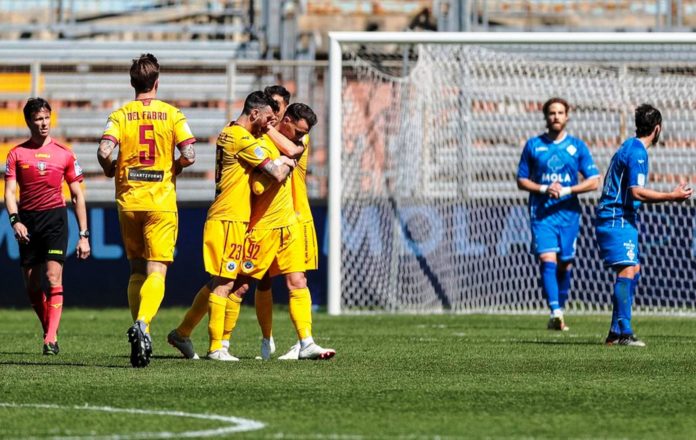 I veneti sbancano Como con una doppietta dell'attaccante classe '96. Sconfitte pesanti per Crotone e Cosenza, k.o. anche la Reggina