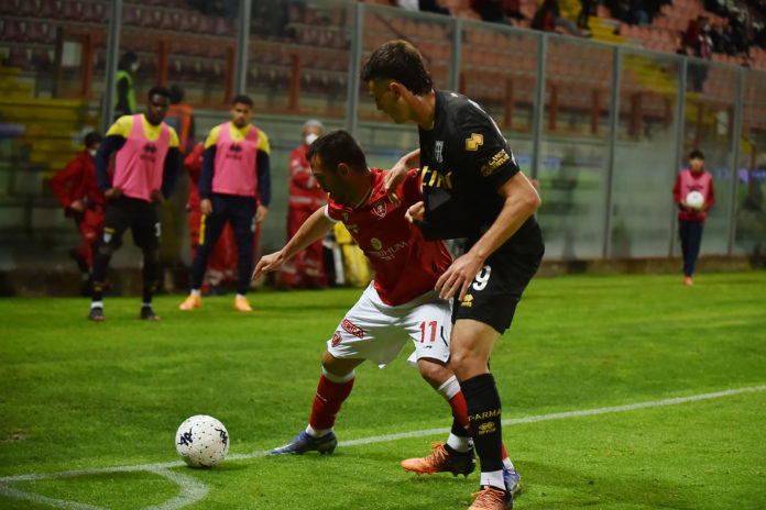 I ducali, che hanno ben impressionato all'esordio, arrivano col dubbio portiere. Grifo mai k.o. in B con gli emiliani, dirige Serra di Torino