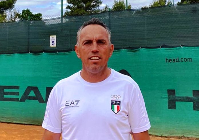 Una grande soddisfazione personale, un attestato di fiducia per tutto il movimento sportivo regionale ed una gioia immensa anche per lo Junior Tennis Perugia. Il Maestro Roberto Tarpani sarà capitano della selezione tennistica italiana che prenderà parte ai 19esimi Giochi del Mediterraneo, in programma ad Orano, in Algeria, dal 25 giugno al 5 luglio 2022. La notizia, che chiaramente inorgoglisce il tecnico perugino capace, tra le altre cose, di portare ad altissimo livello il suo pupillo Francesco Passaro, è stata comunicata direttamente all'interessato dai vertici della Federtennis. 