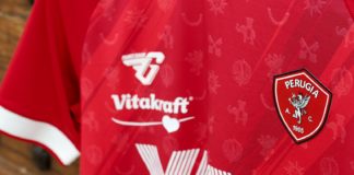 Una banda obliqua solca il bianco della divisa da trasferta