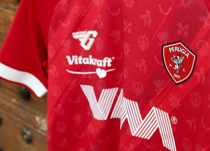 Una banda obliqua solca il bianco della divisa da trasferta