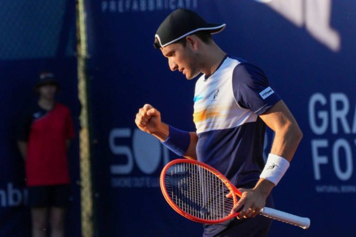 Il 2001 supera il primo turno delle qualificazioni sconfiggendo l'australiano Polmans