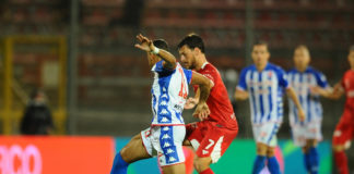 I biancorossi, trascinati da Cheddira, trionfano anche a Venezia. I ferraresi cadono a Frosinone e cambiano guida, Bucchi perde a Modena e la panchina bianconera traballa