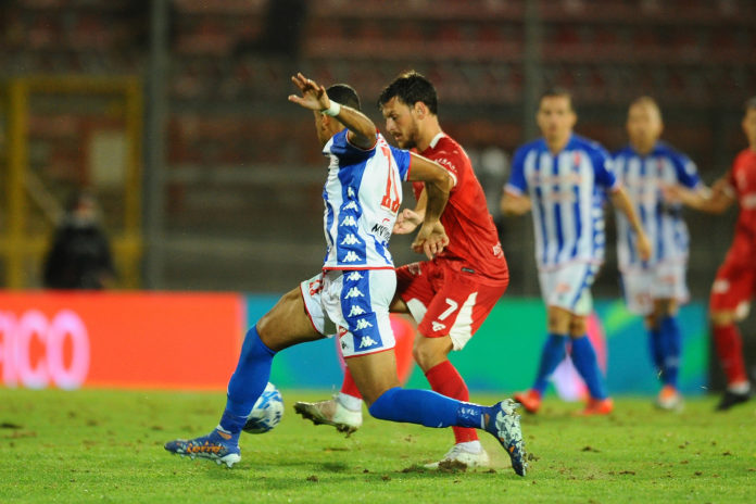 I biancorossi, trascinati da Cheddira, trionfano anche a Venezia. I ferraresi cadono a Frosinone e cambiano guida, Bucchi perde a Modena e la panchina bianconera traballa