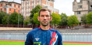 La divisa è blu con inserti biancorossi. Numeri e sponsor in verde fluo 