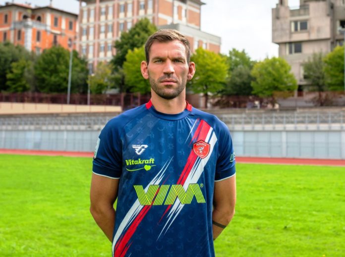 La divisa è blu con inserti biancorossi. Numeri e sponsor in verde fluo 