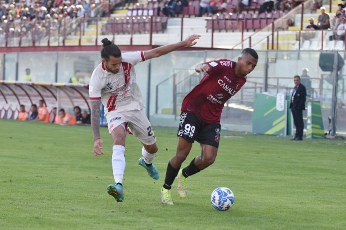 Le parole dell'illustre collega della Gazzetta dello Sport, Nicola Binda, uno dei massimi esperti di Serie B, che ha ipotizzato anche un possibile rischio esclusione dal campionato per la Reggina per le note vicissitudini col fisco, creano allarme, non solo in riva allo Stretto, ma anche in gran parte delle squadre che hanno ottenuto finora punti contro la squadra amaranto e che se li vedrebbero tolti, con una classifica sconvolta e ridisegnata. Se la decisione avvenisse, ad esempio, oggi, la squadra più danneggiata sarebbe il Parma, che ha battuto la squadra di Inzaghi due volte e alla quale sarebbero tolti, quindi, ben sei punti, mentre al Perugia sarebbero tolti i tre punti della vittoria del 