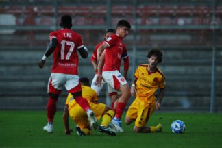 La vittoria di Reggio spazzata via dall'ennesima prestazione casalinga senza capo né coda. Tante le problematiche, non solo in campo...