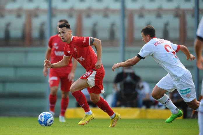 Il centrocampista allunga il contratto col club biancorosso fino al 2026