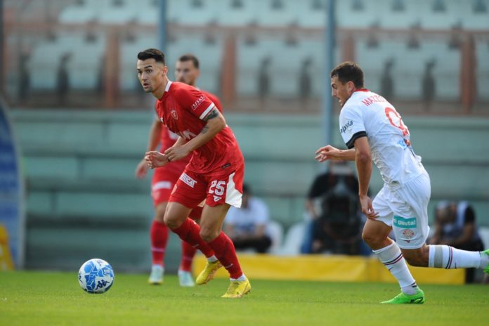 Simone Santoro ha conseguito la laurea in Scienze Motorie