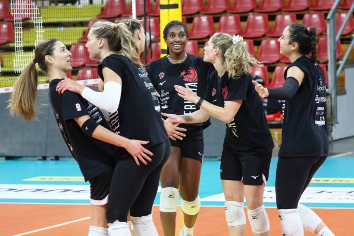 Coach Bertini sfida le ragazze dell'ex Sirio Barbolini. La centrale Bartolini: 