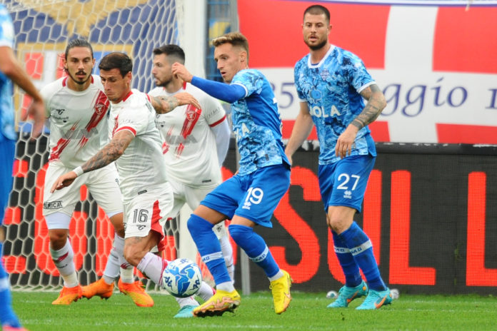 L'ex Sassuolo può spostarsi in mezzo alla difesa per sostituire Curado, Kouan torna titolare