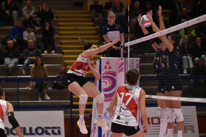 Vittoria al tie-break delle siciliane dopo una due ore di emozioni al PalaPellini. Coach Marangi: 