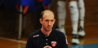 Lo staff rosso-nero continua l'adeguamento alla prossima stagione con l'aggiunta di un nuovo componente dal punto di vista tecnico, l'umbro Guido Marangi. L'umbro vanta un'esperienza tecnica decennale nella pallavolo di alto rango cominciata come scoutman della Sirio Perugia nel lontano 2008, esperienza che continua nella Stagione 2009/2010 con Piacenza sempre in Serie A1, l'anno seguente sempre con la formazione piacentina passa dai numeri al supporto in campo vestendo l'incarico di assistente allenatore, Nella Stagione 2011/2012 passa a Pavia dove rimane fino alla Stagione 2015/2016. L'anno successivo torna in Umbria per ricoprire il ruolo di allenatore con la Pallavolo Perugia salvo poi spostarsi ad Offanengo nella Stagione 2019/2020, l'Umbria però chiama ancora e quindi c'è il rientro nello staff della seconda formazione femminile di Perugia con cui resta fino alla chiamata della Bartoccini-Fortinfissi Perugia. Coach Marangi parla di come abbia subito capito le ambizioni della dirigenza rosso-nera. "Devo dire che sin da subito, quando sono stato contattato dal Presidente Bartoccini e dal DS Remo Ambroglini, ho sentito la loro voglia di cercar di far partire un "nuovo corso" qui a Perugia, ma soprattutto l'intenzione di provare a creare qualcosa che potesse riportare Perugia in alto il prima possibile, ma in maniera più stabile e duratura nel tempo. Sentire questa voglia e questa passione sono un carburante essenziale anche per noi allenatori, ci serve per cercare di dare sempre il massimo in palestra e per tirare fuori il massimo potenziale della squadra. Altra cosa da non tralasciare poi, ha contribuito fortemente in questa scelta anche la mia voglia personale di tenere alto il nome di Perugia, come del resto ho sempre cercato di fare in tutti questi anni. Come umbro è lo stimolo più grande che posso avere". - Il collega di panca Andrea Giovi. - "Con Andrea la conoscenza risale a tanti anni fa, addirittura quando eravamo due ragazzini che si approcciavano alla pallavolo da pochissimo tempo, ci siamo subito confrontati molto e quella che è la sua idea di pallavolo, mi piace e credo sarà divertente provare a svilupparla in palestra durante l'annata. Ci piace pensare a uno stile di gioco abbastanza aggressivo per provare sempre a tenere sotto pressione la squadra avversaria, sia in fase di costruzione del nostro gioco, ma anche quando saranno gli avversari ad avere la possibilità di attaccare". - Dopo le cadute l'importante è rialzarsi. - "Purtroppo conosco bene l'amarezza provata per la retrocessione, proprio perché, ho vissuto la stessa cosa nella mia passata stagione con Pallavolo Perugia. Devo dire che sono estremamente contento del roster che la nostra dirigenza è riuscito a comporre, ovviamente considerando la sola conferma di Bartolini al centro, come tutte le squadre che subiscono una forte ristrutturazione, dovremo cercare di trovare quell'amalgama di squadra fondamentale nel nostro sport il prima possibile. Ci sarà d'avere un po' di pazienza per far funzionare tutti i meccanismi, quindi non dovremo farci prendere dalla fretta di ottenere subito il risultato massimo, dovremo costruirlo giorno per giorno, con il lavoro in palestra, in modo da poter arrivare a marzo in corsa per l'obbiettivo che ci siamo prefissati". - Il ritorno al PalaBarton. - "Devo dire che un po di emozione ci sarà sicuramente nel tornare a sedere su quella panchina che avevo già assaporato con la Sirio e so bene quanto la nostra Perugia Sportiva, i nostri tifosi, sappiano trasmettere calore alla squadra quando la vede lottare e combattere su tutti i palloni. Tante tantissime volte sono stati il nostro settimo (oramai direi ottavo) giocatore in più in tante situazioni e non vedo l'ora di risentirli suonare i tamburi per noi".