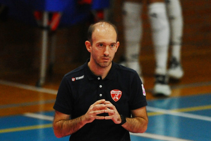 Lo staff rosso-nero continua l'adeguamento alla prossima stagione con l'aggiunta di un nuovo componente dal punto di vista tecnico, l'umbro Guido Marangi. L'umbro vanta un'esperienza tecnica decennale nella pallavolo di alto rango cominciata come scoutman della Sirio Perugia nel lontano 2008, esperienza che continua nella Stagione 2009/2010 con Piacenza sempre in Serie A1, l'anno seguente sempre con la formazione piacentina passa dai numeri al supporto in campo vestendo l'incarico di assistente allenatore, Nella Stagione 2011/2012 passa a Pavia dove rimane fino alla Stagione 2015/2016. L'anno successivo torna in Umbria per ricoprire il ruolo di allenatore con la Pallavolo Perugia salvo poi spostarsi ad Offanengo nella Stagione 2019/2020, l'Umbria però chiama ancora e quindi c'è il rientro nello staff della seconda formazione femminile di Perugia con cui resta fino alla chiamata della Bartoccini-Fortinfissi Perugia. Coach Marangi parla di come abbia subito capito le ambizioni della dirigenza rosso-nera. 