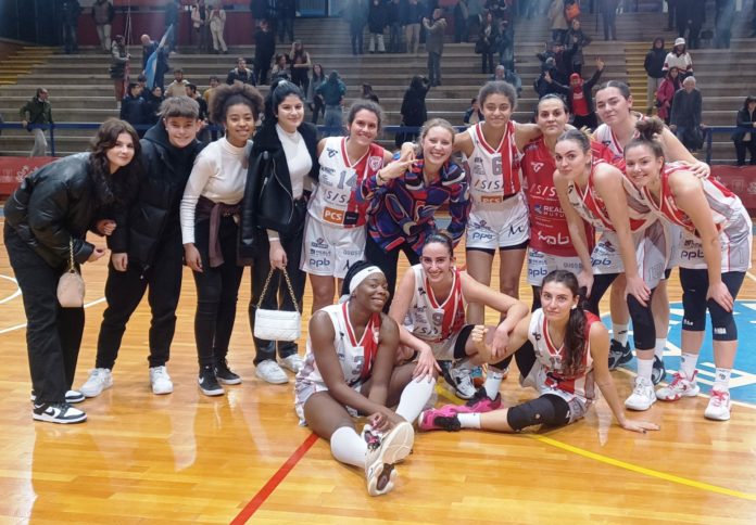 Le biancorosse trionfano per 79-64 contro la Pink Terni e chiudono il girone d'andata in vetta