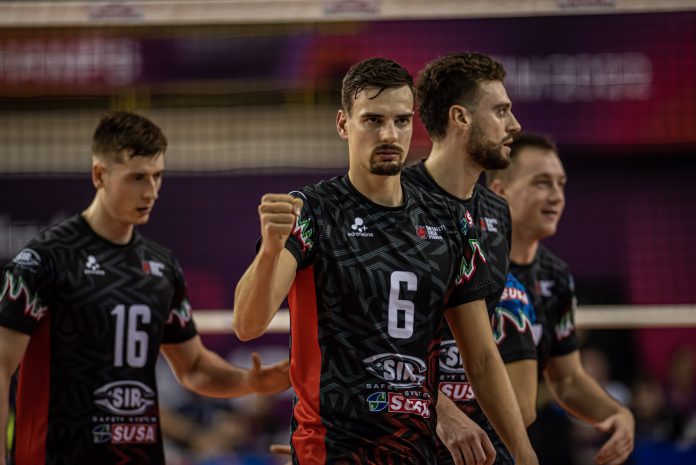 Esordio vincente al Mondiale per Club per la Sir Safety Susa Perugia. I Block Devils chiudono in tre set il match con la formazione brasiliana del Volei Renata e staccano già il pass per la semifinale di sabato. Domani alle 21.15 brasiliane (le 1.15 della notte italiana) sfida ai campioni in carica del Sada Cruzeiro per il primo posto nella Pool A. Un parziale, il primo per sciogliere tensione e prendere le misure, poi Perugia mette le marce alte, trova la sua pallavolo fatta di pressione in battuta e correlazione muro-difesa ed arriva con merito al traguardo. I bianconeri fanno meglio degli avversari un po' in tutti i fondamentali, ma è in attacco (61% di squadra contro 46%) e muro (8 vincenti contro 4) che fanno la differenza. Tre in doppia cifra per Perugia: Leon ne mette 14 con 3 ace, Rychlicki 12 con il 67% in attacco e Semeniuk 11 con il 71% sotto rete. Bene a mura la coppia centrale Russo-Flavio, bravo Giannelli nella distribuzione del gioco e solita sicurezza Colaci (62% in ricezione) in seconda linea. IL MATCH Formazione tipo per Anastasi. Subito due per Perugia con Semeniuk e Flavio (2-0). Contrattacco vincente di Leon (4-1). Adriano e Nicolas pareggiano subito (4-4). Si gioca punto a punto (8-8). Out l'attacco di Leon poi pipe di Adriano, Renata avanti (12-14). Il muro di Giannelli pareggia subito (14-14). Muro di Flavio (17-16). Muro anche di Nicolas che capovolge (18-19). Leon in contrattacco ed ace di Flavio (21-19). Semeniuk in pipe e poi ace di Leon, Perugia al set point (24-21). Rychlicki dalla seconda linea, bianconeri avanti di un set (25-22). Si riparte con la situazione in equilibrio (4-4). Doppio ace di Leon (7-4). Muro del capitano bianconero poi pipe vincente di Semeniuk (13-8). Russo per le vie centrali mantiene le distanze (15-10). Un paio di errori avversari lanciano Perugia (19-12). Leon al secondo tentativo avvicina i suoi al traguardo parziale (23-15). Il murone di Semeniuk propizia il raddoppio bianconero (25-16). Avvio buono dei Block Devils nel terzo set (5-3). Fuori l'attacco di Adriano (7-4). Pipe di Leon per il 10-6. Il Renata cerca di rientrare, il tocco di seconda di Giannelli tiene i suoi a +3 (16-13). Semeniuk chiude la pipe poi super muro di Russo (21-17). La pipe del neo entrato Plotnytskyi porta Perugia al match point (24-19). Chiude Semeniuk al terzo tentativo (25-21). IL TABELLINO        SIR SAFETY SUSA PERUGIA - VOLEI RENATA 3-0 Parziali: 25-22, 25-16, 25-21 SIR SAFETY SUSA PERUGIA: Giannelli 3, Rychlicki 12, Flavio 8, Russo 7, Leon 14, Semeniuk 11, Colaci (libero), Plotnytskyi 1, Cardenas, Ropret. N.e.: Herrera, Piccinelli (libero), Solè, Mengozzi. All. Anastasi, vice all Valentini. VOLEI RENATA: Gonzalez, Lucas Borges 10, Barreto 6, Lucas 3, Adriano 9, Nicolas 8, Alexandre (libero), Everaldo, Frank 2, Lima. N.e.: Bryan (libero), Samuel, Roque, Brito. All. Dileo, vice all. Ribas. Arbitri: Carbajal Mozzo Denis Fabián (URU), Ortiz Hector (PUR) LE CIFRE – PERUGIA: 16 b.s., 4 ace, 65% ric. pos., 30% ric. prf., 61% att., 8 muri. RENATA: 14 b.s., 1 ace, 41% ric. pos., 17% ric. prf., 46% att., 4 muri.