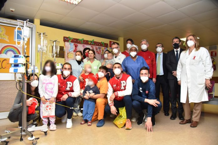 Una delegazione biancorossa ha fatto visita ai piccoli malati del reparto di oncoematologia pediatrica dell'Ospedale di Perugia