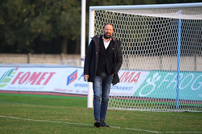 Santopadre esonera il tecnico toscano e affida la panchina all'allenatore della Primavera Formisano 