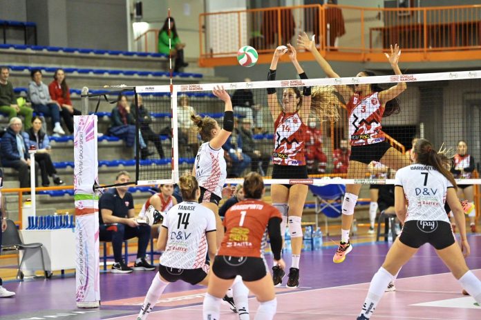 Le biancorosse cadono in tre set al PalaFerroli dopo una prova generosa. Coach Marangi: 