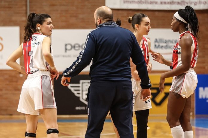 Biancorosse impegnate nel derby contro l'Acea Pink Terni. Coach Posti: 