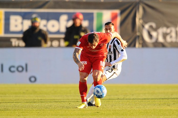 I grifoni rimediano la loro dodicesima sconfitta stagionale su ventiquattro gare disputate, perdendo uno a zero ad Ascoli e, diciamolo chiaramente, è una sconfitta che fa male! Fa male perché il pari sarebbe stato il risultato più giusto di una partita priva di emozioni e risolta da una fiammata dell'appena subentrato Marsura sulla fascia sinistra, con il rinvio sbilenco di Bartolomei a servire la zampata vincente di Collocolo, favorita dalla sfortunata, ma decisiva deviazione di Dell'Orco, con l'autore del gol graziato, nel primo tempo, del secondo giallo dal direttore di gara. Fa male perchè adesso il Perugia si ritrova di nuovo impelagato nella cinquina a rischio, in zona playout, con il suo quintultimo posto a quota ventisei, con due sole lunghezze di vantaggio sulla zona retrocessione diretta, dopo aver assaporato per una sola settimana l'aria un po' più pulita, ma sempre poco edificante per una piazza come la nostra, del sestultimo posto. Infine, fa male perché arrivata nel momento più sbagliato, alla vigilia di un derby, già di per se sentito e complicato, diventato decisivo per il prosieguo del campionato dei grifoni, attesi da una Ternana, non più scintillante come quella con mister Cristiano Lucarelli in panchina, ma forse più pragmatica con l'esperto mister Aurelio Andreazzoli alla guida e, per questo, oltre che per gli otto punti in più, pericolosa. La settimana scorsa avevamo scritto, dopo aver sentito parlare avventatamente, addirittura di zona playoff, che sarebbe stato più obiettivo valutare in che modo erano arrivate le due vittorie consecutive di Bari e col Brescia, dando il giusto valore all'assenza fondamentale di Cheddira, come cavallerescamente sottolineata anche da Castori nella conferenza pre-gara, non solo capocannoniere del campionato e del Bari, ma anche fulcro del gioco offensivo dei pugliesi. Alla stessa stregua occorreva considerare che il Brescia, umiliato quattro a zero al “Curi”, veniva da ben sei sconfitte e due soli pareggi nelle otto gare precedenti quella col Grifo, sconfitte diventate otto con quella di Perugia e quella casalinga di ieri col Modena, che non aveva i due difensori centrali titolari, l'infortunato Cistana e lo squalificato Mangraviti, mentre anche la prima riserva, nel ruolo, Papetti, era anch'egli squalificato e per di più le rondinelle avevano giocato in dieci contro undici quasi tutta la gara per l'espulsione di Karacic, sullo zero a zero, dopo solo un quarto d'ora. Ad Ascoli tutto questo non si è verificato e il Perugia è tornato ad essere, purtroppo, quello visto in troppe gare di questa stagione, riuscendo a perdere, anche se, lo ripetiamo, immeritatamente, contro un avversario, l'Ascoli, volenteroso ma modesto tecnicamente e tutt'altro che trascendentale, che ha raggiunto i tre punti con un'unica fiammata in tutta la gara, sfruttata al meglio, per di più, con una conclusione sporca. Il centrocampo, privo di Santoro, è apparso lento e macchinoso, con un Bartolomei deludente, nonostante fosse tornato finalmente a giocare nella sua posizione preferita, quella di mezzala, con uno Iannoni che non ha ripetuto le ultime buone prestazioni e un Kouan assolutamente impalpabile nel ruolo di trequartista. Chiaro che a risentirne sarebbe stato anche l'attacco, con un Di Carmine, ancora una volta evanescente per quasi un tempo e mezzo e un Matos ancora lontano dalla giusta condizione, al pari del subentrato Olivieri, reduce dall'infortunio in allenamento. La difesa ha retto abbastanza bene ma l'atteggiamento guardingo con cui mister Breda ha impostato la gara, con i difensori di fascia bloccati, non poteva certo esaltare Gondo e Forte. Difesa che, però, ha sofferto subito, purtroppo, con Casasola e Sgarbi, l'ingresso del rapido Marsura, dalla cui percussione è poi scaturita l'azione della rete ascolana. Se qualcuno, dopo le vittorie con Bari e Brescia, si era illuso che il più fosse fatto, è bene che torni con i piedi per terra perché la classifica è impietosa e la strada verso la salvezza è ancora lunga e irta di difficoltà. D'altro canto, se perdi la metà delle gare fin qui giocate, il valore della rosa è, evidentemente, questo e non si è certo elevato con i tre nuovi arrivi, tutti subentrati nel corso della ripresa, con Cancellieri ingiudicabile, Capezzi ancora lontano dalla migliore forma e capace di divorarsi un rigore in movimento, una delle due sole, vere occasioni create insieme alla rasoiata di Lisi deviata da Leali, con il solo giovane attaccante Ekong che ha fatto intravedere qualcosina di buono. Sabato come accennato c'è il derby e, per tanti motivi, da quello di classifica, il più pressante, al fatto che negli ultimi cinque derby i grifoni non abbiano vinto mai, rimediando ben quattro sconfitte, compresa quella della Supercoppa di C, e un solo pari, in quello casalingo della scorsa stagione, non si potrà prescindere dalla vittoria, anche se ottenerla non risulterà, di certo, una passeggiata. Danilo Tedeschini