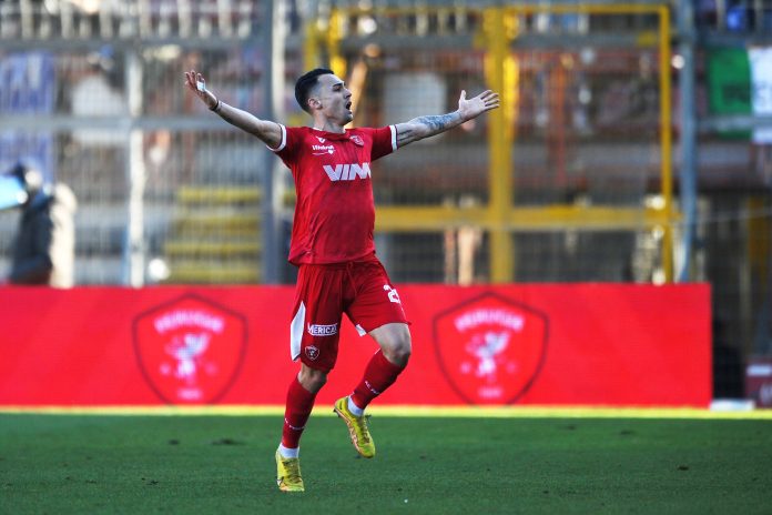 Al Perugia basta un gol di Santoro per avere la meglio sui liguri, ma quanti rischi... Espulso Adamonis nel finale, ma per quale motivo? 