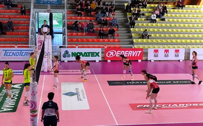 Le biancorosse entrano in campo solo nel terzo set, per il resto è un monologo delle comasche. Coach Marangi: “Partita a due facce”