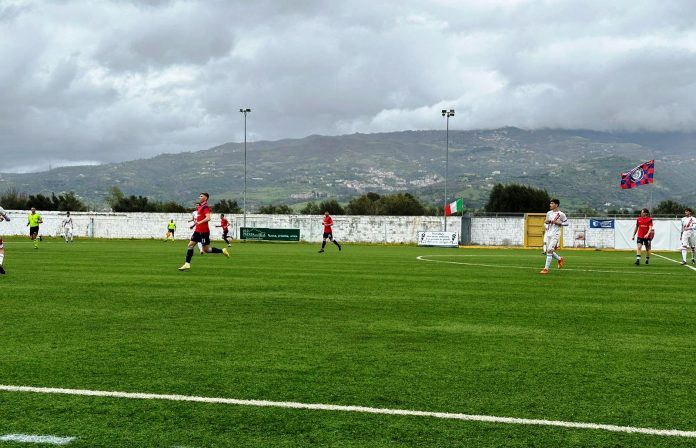 Un rigore di Novello decide il match in favore del Cosenza. Play-off lontani 