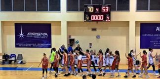 Dopo la vittoria ai supplementari contro Senigallia nell'ultimo turno, arriva un ko in trasferta per le biancorosse battute 70-53 da Civitanova nella terza gara della fase ad orologio. Una vittoria che consente alle marchigiane di consolidare la leadership del girone. "Facendo canestro i primi 15 minuti – sottolinea coach Posti - abbiamo mascherato alcune nostre lacune in difesa. Abbiamo sofferto molto le loro esterne. Speravo che dopo l'intervallo, sotto di 9, Civitanova avrebbe calato le percentuali ma così non è stato. Complimenti alle nostre avversarie, adesso testa subito alla sfida di sabato prossimo, al PalaPellini, contro Terni". FEBA CIVITANOVA MARCHE–SISAS PALLACANESTRO PERUGIA 70-53 FEBA CIVITANOVA: Lazzarini ne, Medori, Angeloni, Secka 9, Trobbiani 2, Binci 15, Severini 9, Sciarretta 5, Jaworska 9, Malintoppi 20, Vigilia All. Ferazzoli SISAS PALLACANESTRO PERUGIA: Olajide 19, Riccioni, Soli 3, Ricci 3, Aquinardi 5, Bravo ne, Cragnolino 4, Starace ne, Cardinali 6, Murillo, Manganello 6, Vescovi 8. All. Posti, Ass. Bencivenga. Arbitri: Alessandro Bastianelli di Pesaro e Daniele Romanella di Vallefoglia Parziali: 24-23; 17-9; 17-10; 12-11