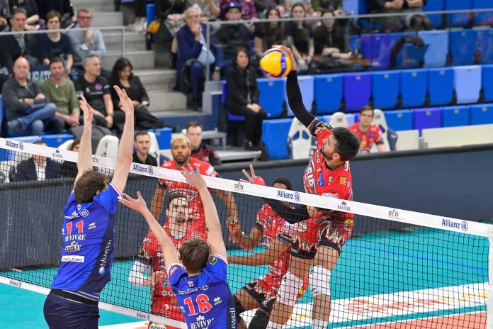 Perugia, sotto 2-0, porta la partita al tie-break, ma ad avere la meglio è l'Allianz. 1-1 nella serie, ora si torna al PalaBarton 