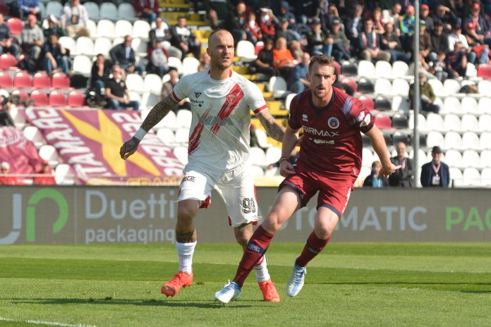 Struna unico sicuro di una maglia. Davanti Di Serio a far coppia con Di Carmine