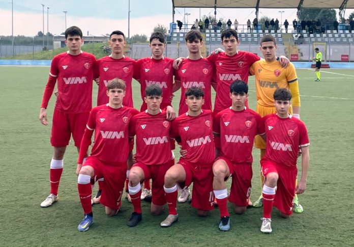 Biancorossi k.o. di misura nel recupero della nona giornata. Errore dal dischetto per Nuti