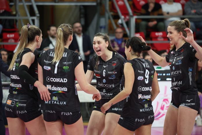 Vincere 3-0 o 3-1 con la schiacciasassi Conegliano e sperare che Pinerolo vada a secco con Chieri: solo così le perugine possono evitare la retrocessione in A2