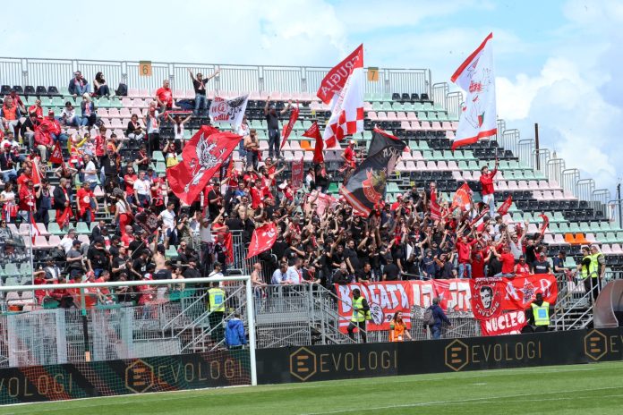 Biancorossi k.o. per 3-2, ma i pari delle dirette concorrenti lo tengono in vita